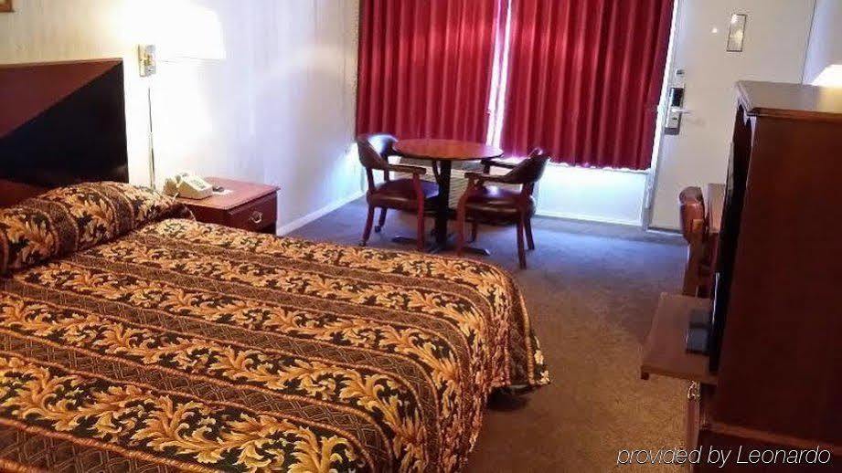 Red Carpet Inn - Louisville Esterno foto
